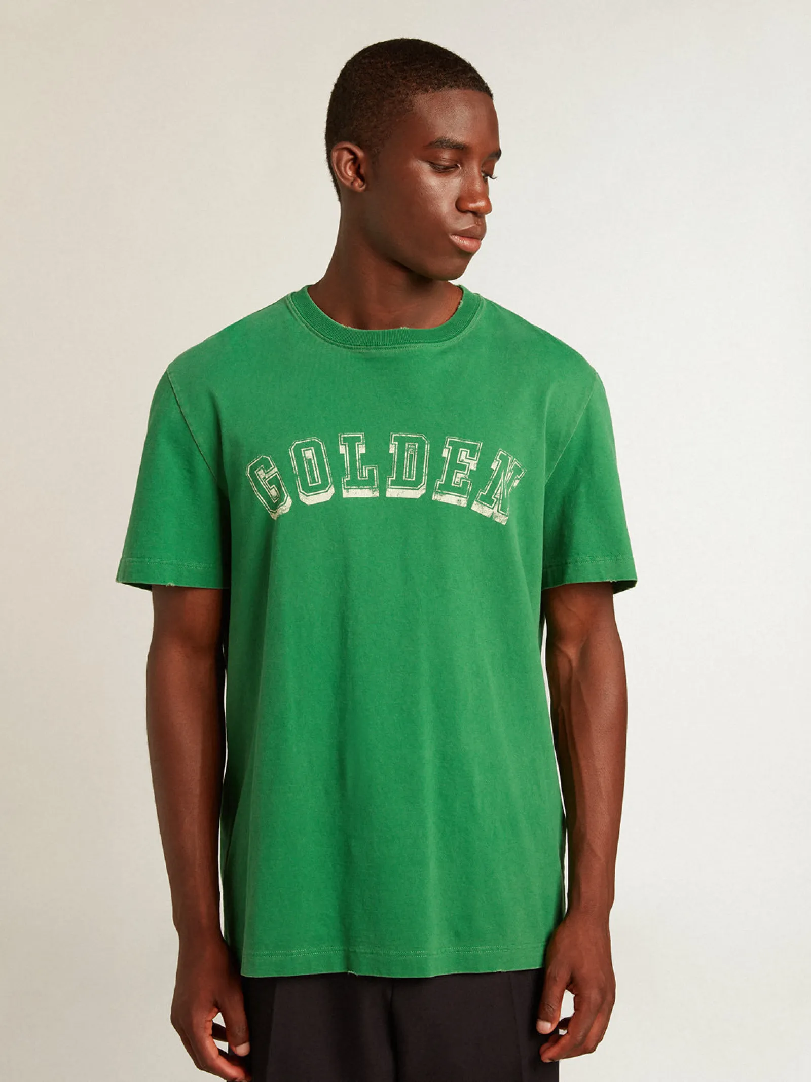 Discount Golden Goose Camiseta masculina de algodão verde com escrita no centro Coleção Journey