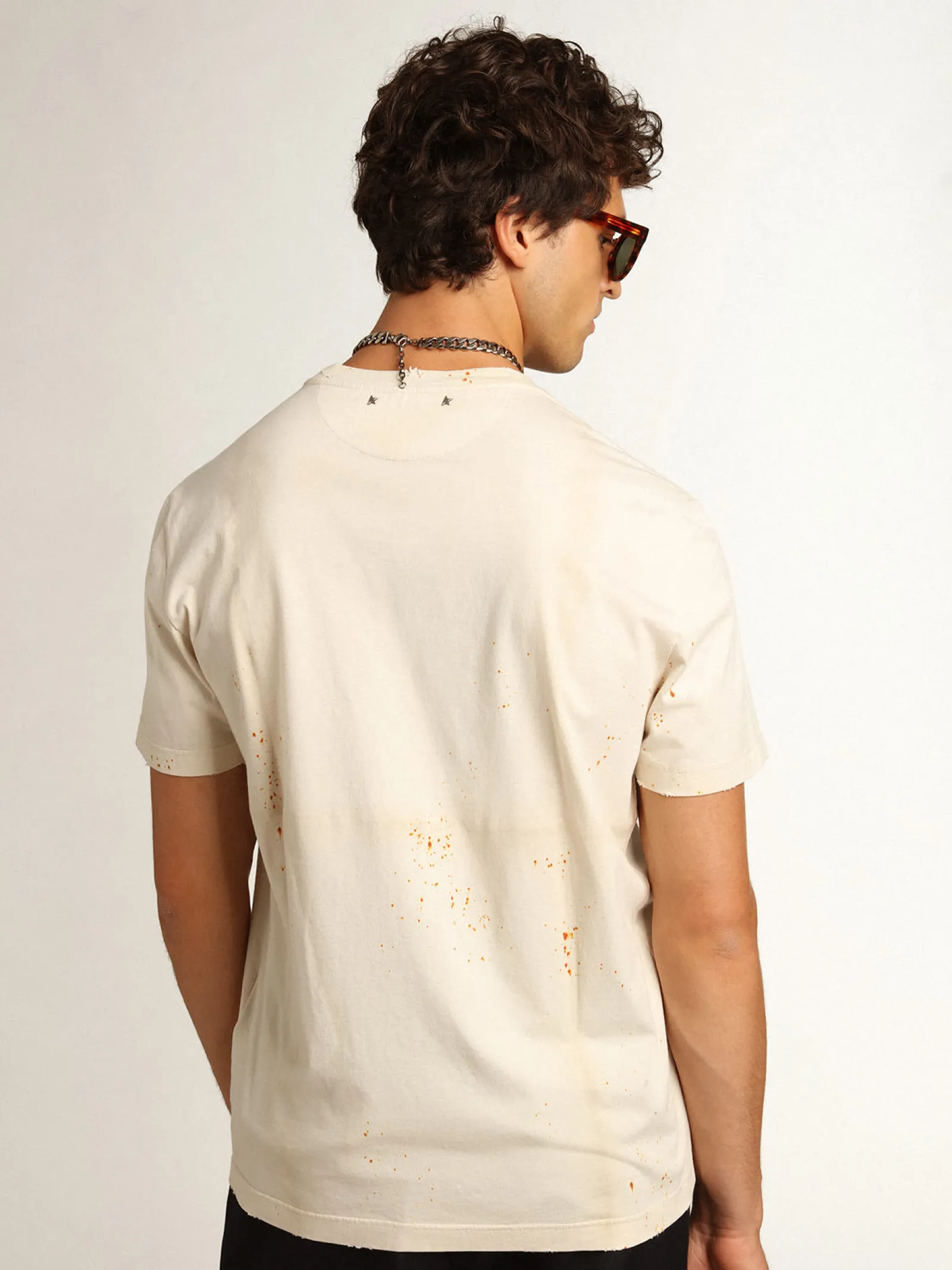 Cheap Golden Goose Camiseta masculina marfim com inscrição e detalhes desgastados Cor: marfim