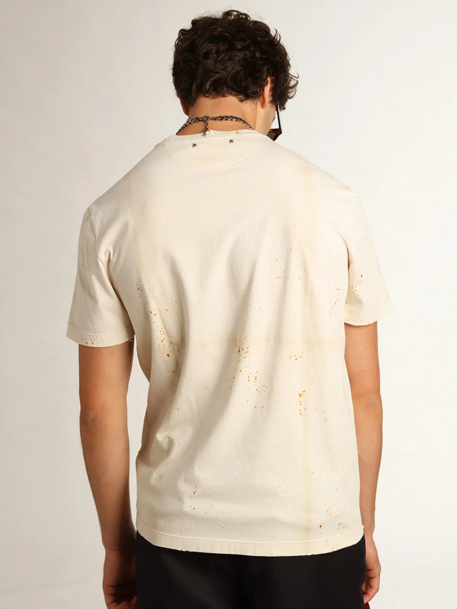Cheap Golden Goose Camiseta masculina marfim com inscrição e detalhes desgastados Cor: marfim