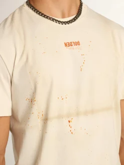 Cheap Golden Goose Camiseta masculina marfim com inscrição e detalhes desgastados Cor: marfim