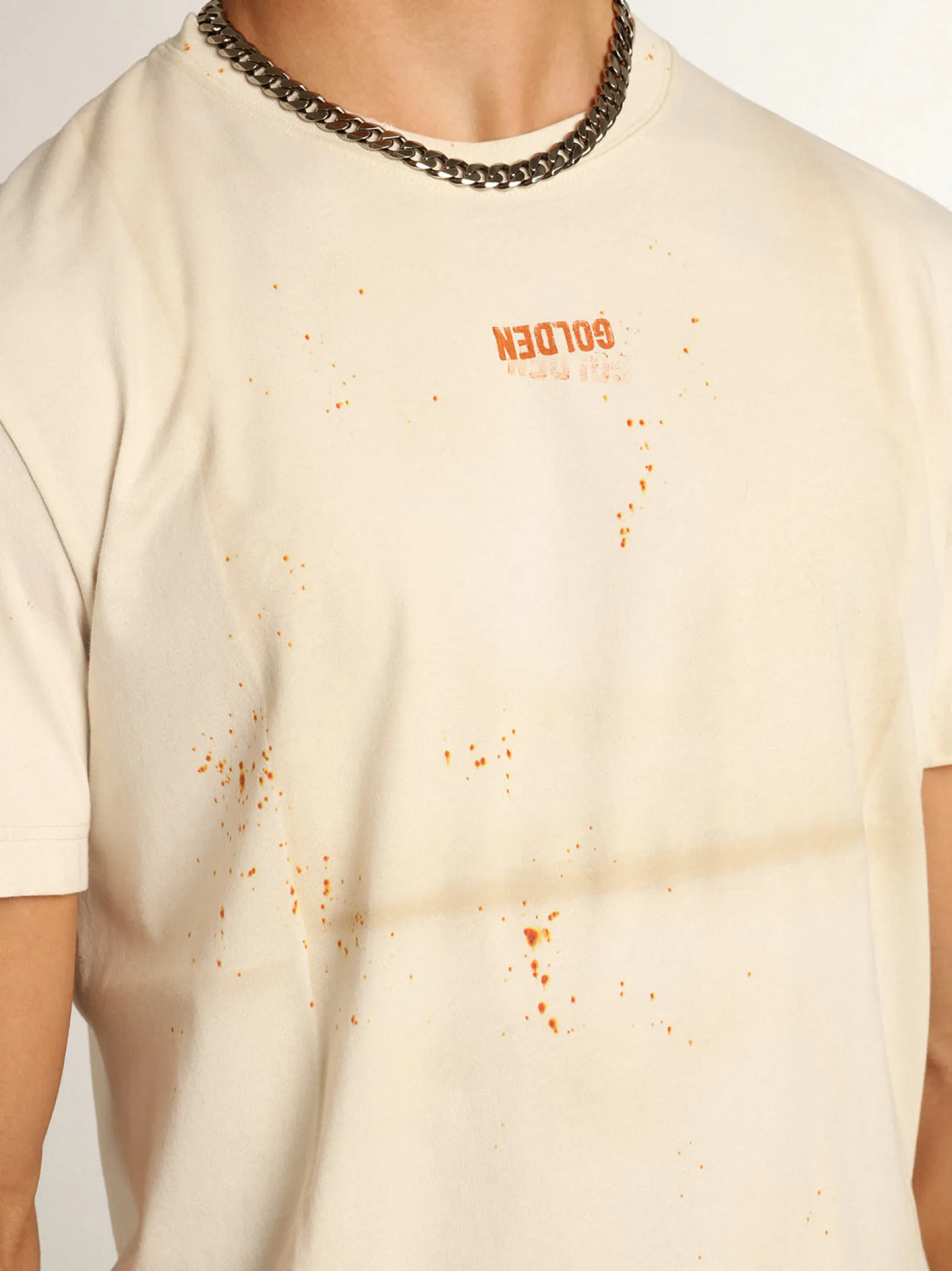 Cheap Golden Goose Camiseta masculina marfim com inscrição e detalhes desgastados Cor: marfim