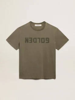 Fashion Golden Goose Camiseta verde-oliva de caimento reto com a inscrição Golden na frente Golden Collection
