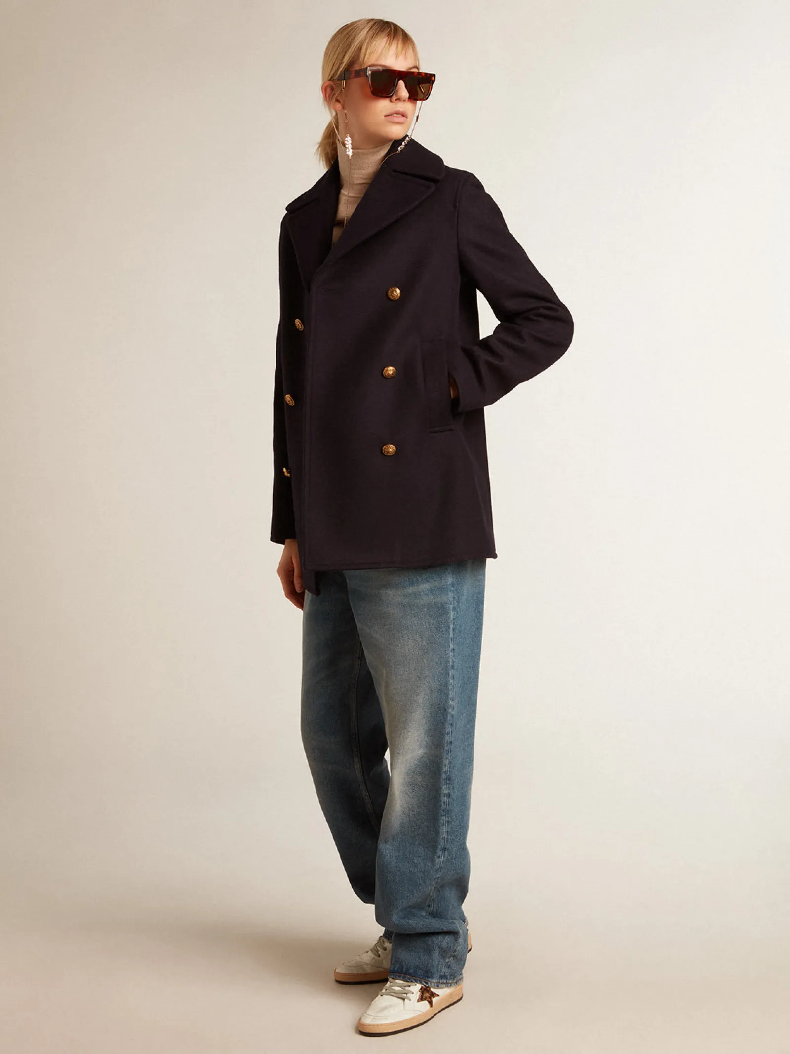 New Golden Goose Casaco peacoat feminino azul-escuro com botões heráldicos dourados Golden Collection