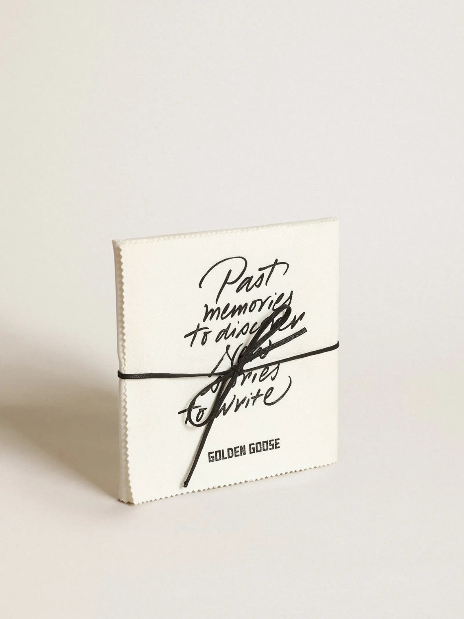 Sale Golden Goose Colar feminino na cor ouro velho com cristais e lenço estampado Família: Déco