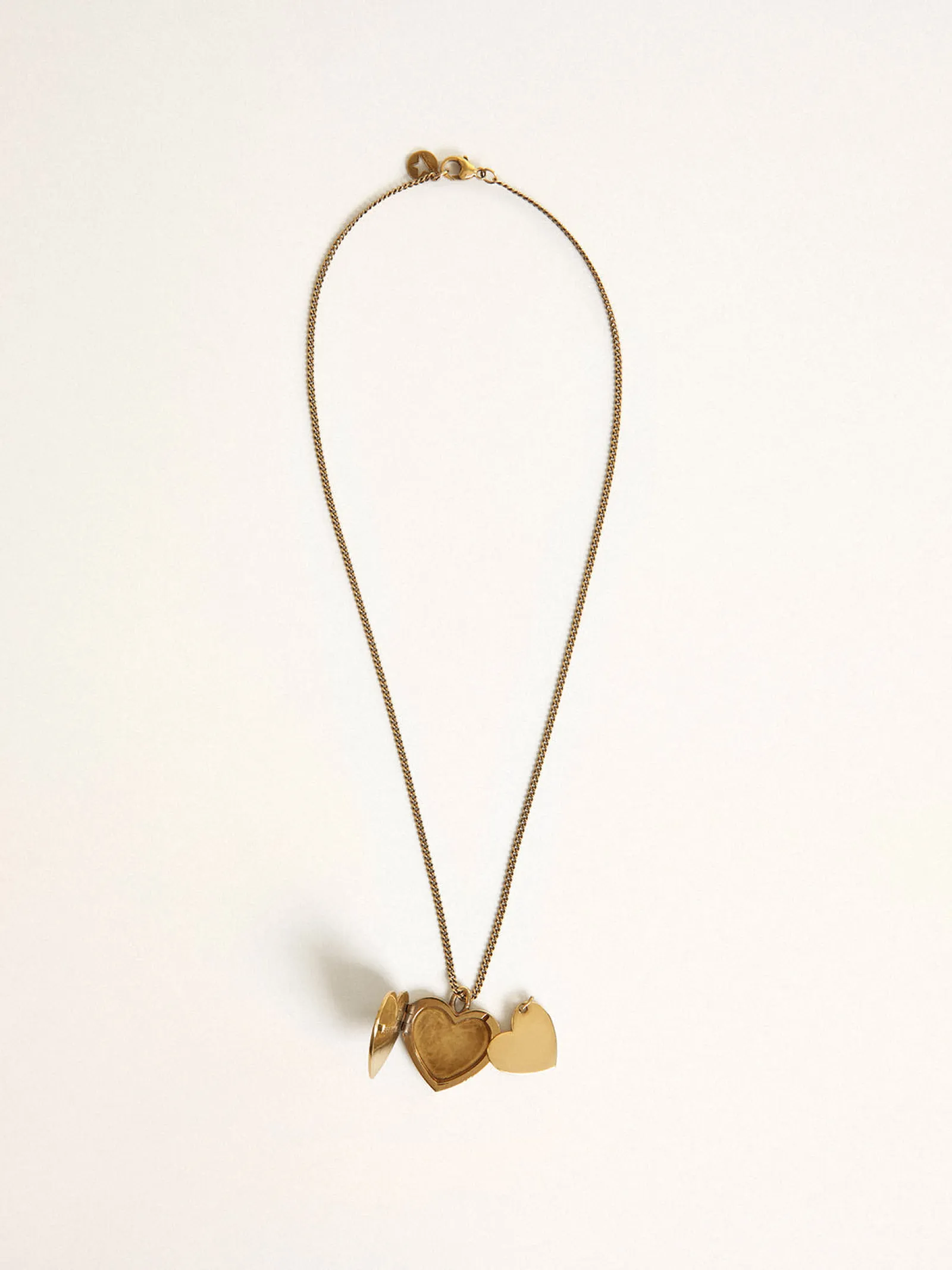 Hot Golden Goose Colar na cor ouro velho com pingente de coração Colar com um pingente em forma de coração que, aberto, revela outro dentro.