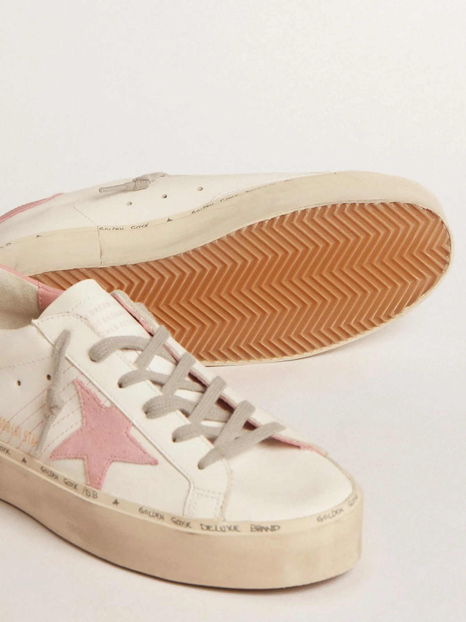 Fashion Golden Goose Hi Star com estrela de suede e talão de couro rosa antigo Cor: branco