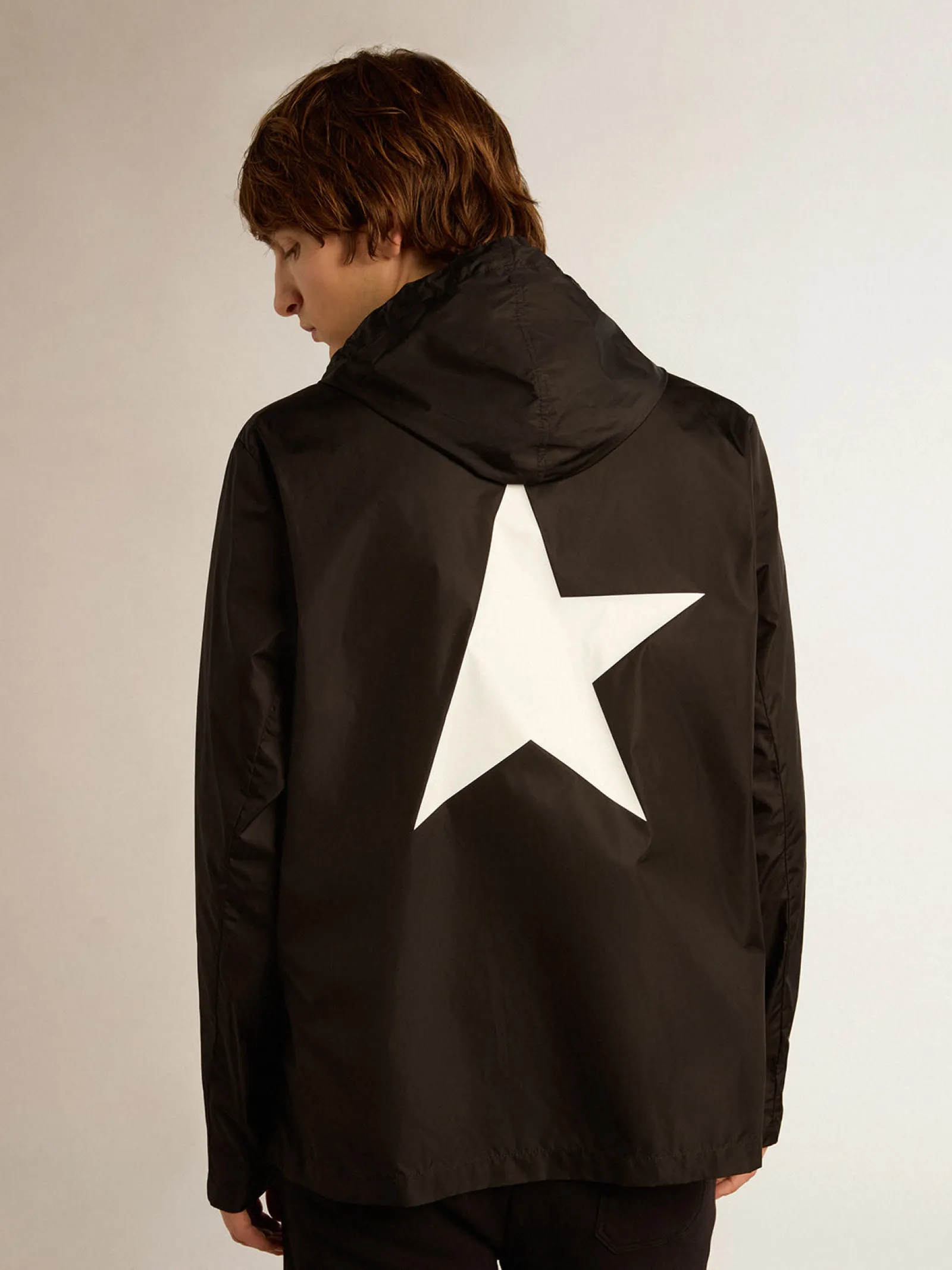 Best Golden Goose Jaqueta corta-vento masculina com logo e estrela brancos em contraste Cor: preto