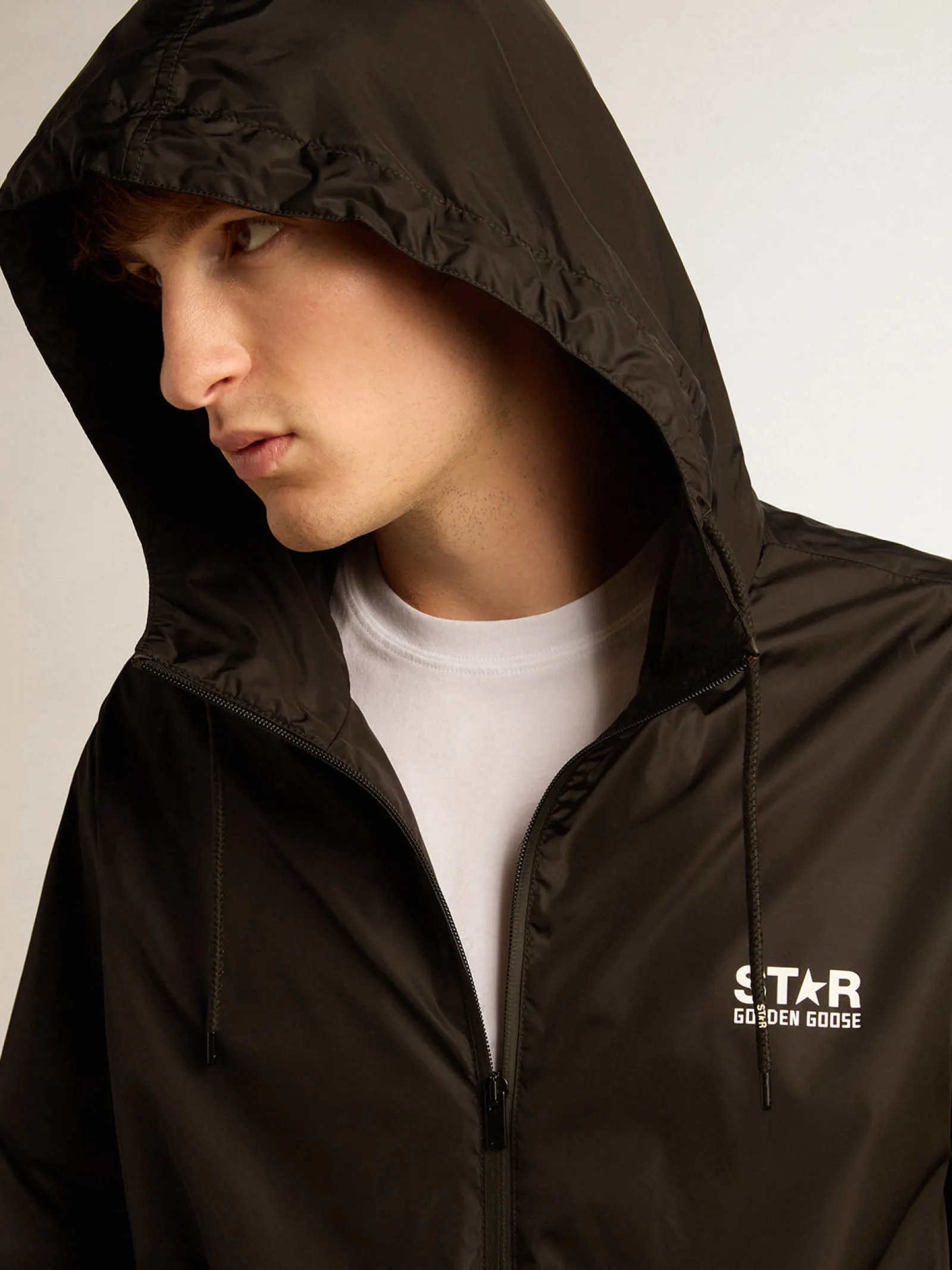 Best Golden Goose Jaqueta corta-vento masculina com logo e estrela brancos em contraste Cor: preto