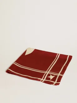 Shop Golden Goose Lenço vermelho com listras e estrelas brancas contrastantes Coleção Golden