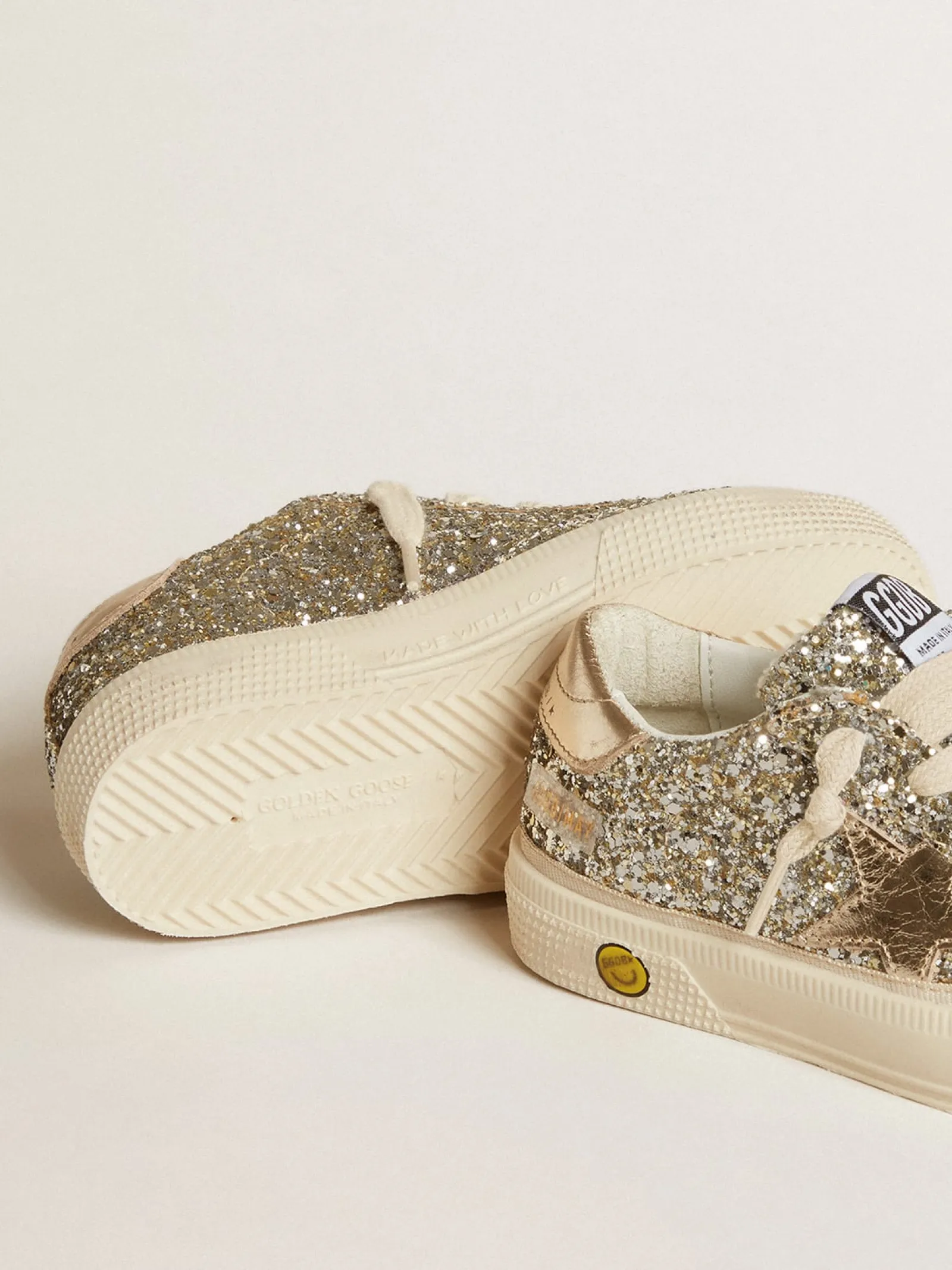 Shop Golden Goose May Young de glitter platinado com estrela e talão de couro metálico Cabedal de glitter platinado