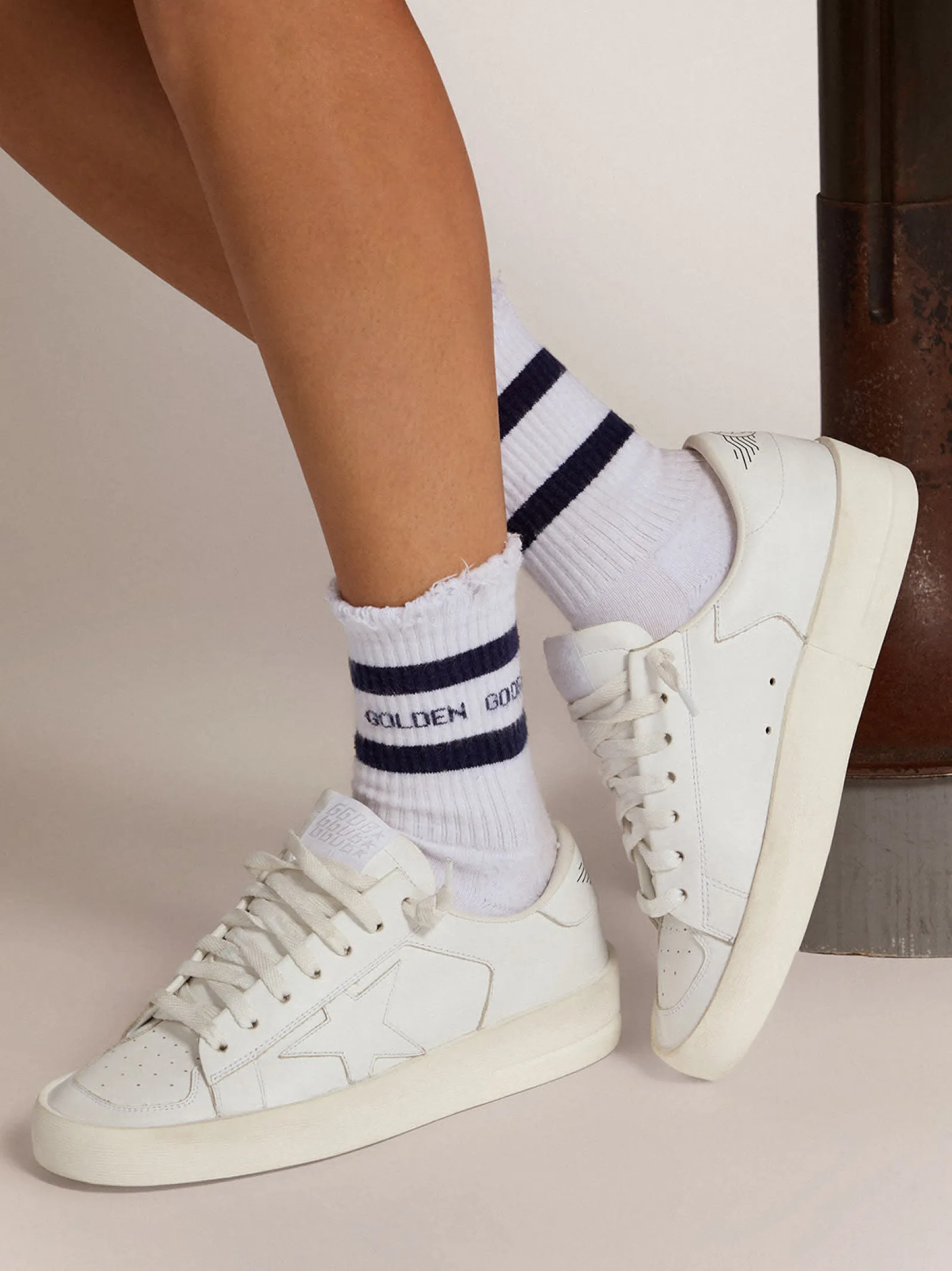 Store Golden Goose Meias de algodão com acabamento desgastado, listras azul-marinho e logo Cor: cinza