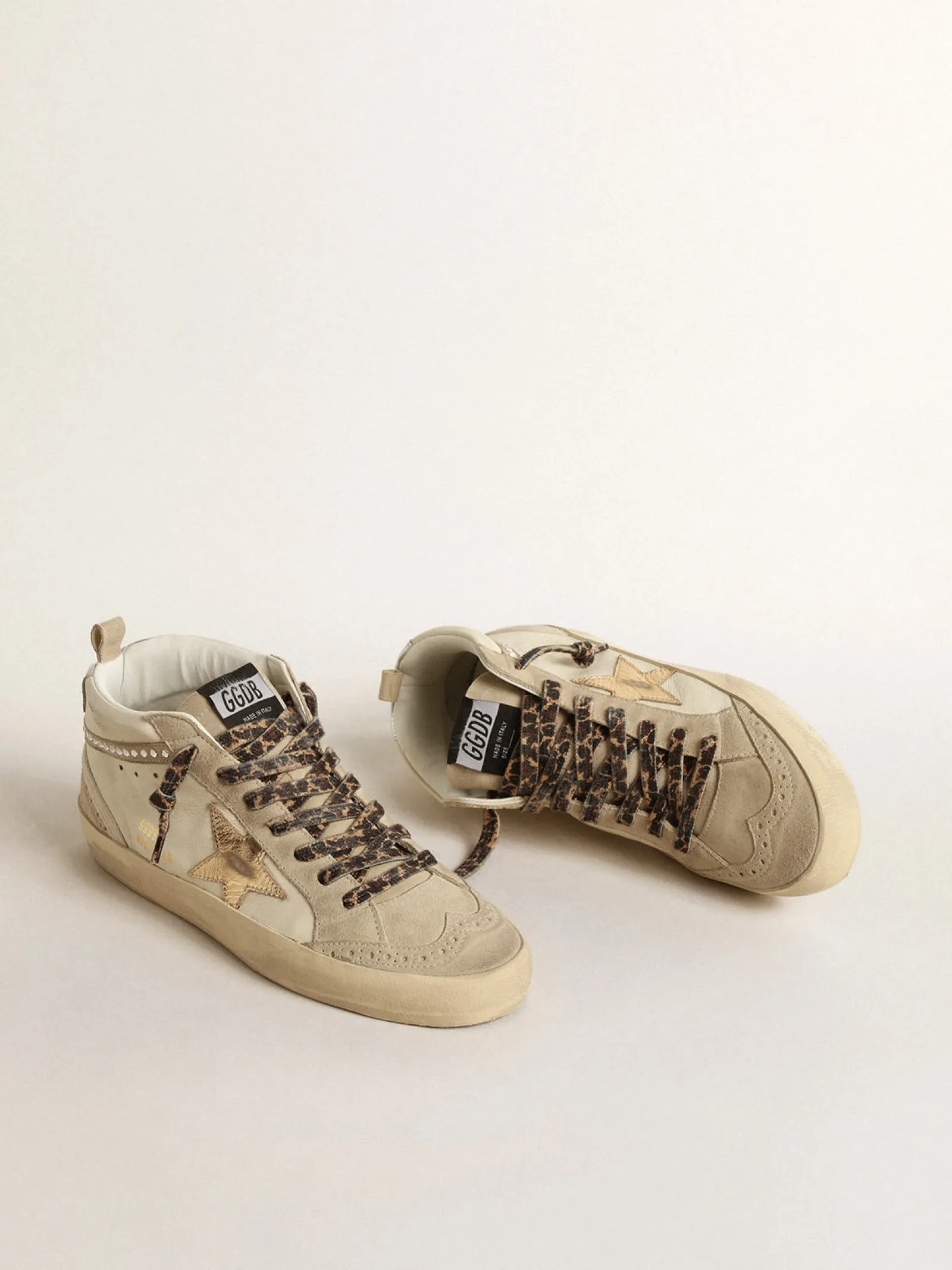 Outlet Golden Goose Mid Star com estrela de couro metálico e lista com cristais Cabedal de couro bege e suede na cor cru