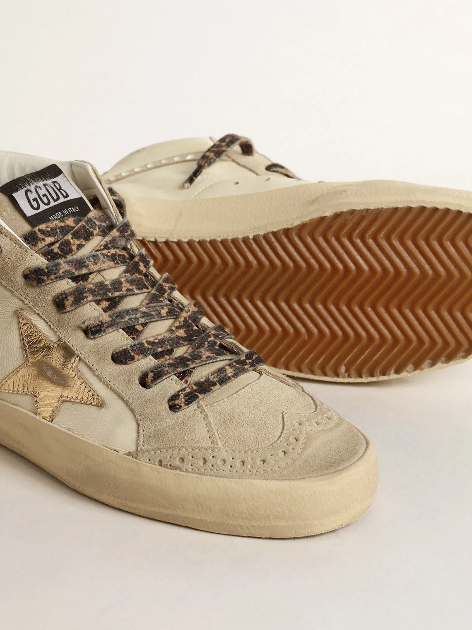 Outlet Golden Goose Mid Star com estrela de couro metálico e lista com cristais Cabedal de couro bege e suede na cor cru