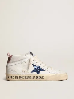 Shop Golden Goose Mid Star com estrela de glitter azul e talão de suede rosa Cabedal de napa branca