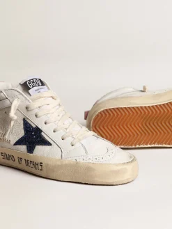 Shop Golden Goose Mid Star com estrela de glitter azul e talão de suede rosa Cabedal de napa branca