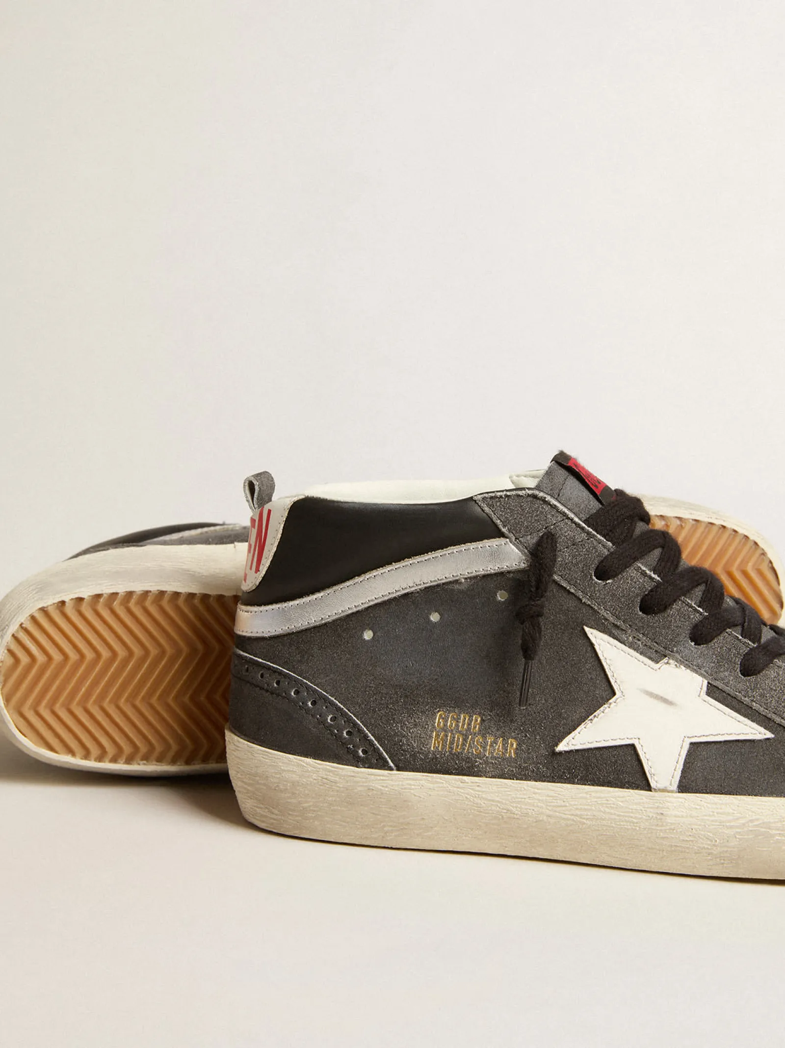 Sale Golden Goose Mid Star de suede preto com estrela de couro branco e lista prateada Cabedal de suede preto