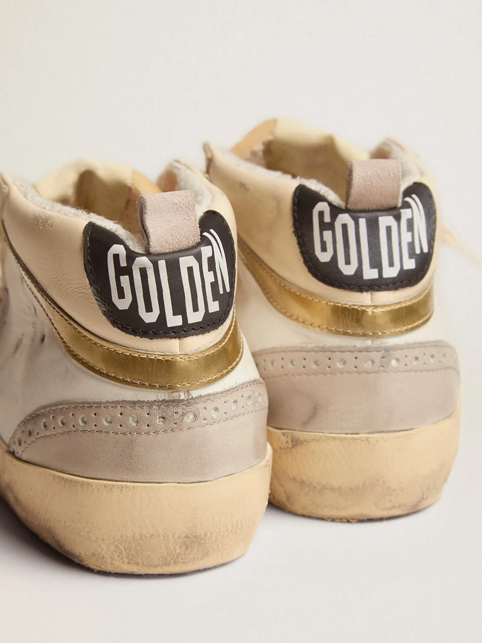 Flash Sale Golden Goose Mid Star feminino com estrela de suede cinza-claro e lista dourada Cor: branco e marfim