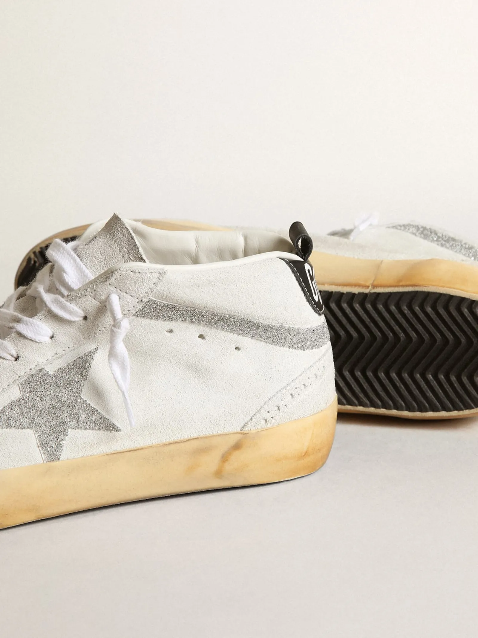 Shop Golden Goose Mid Star feminino de suede branco com estrela e lista Swarovski Cabedal de suede branco