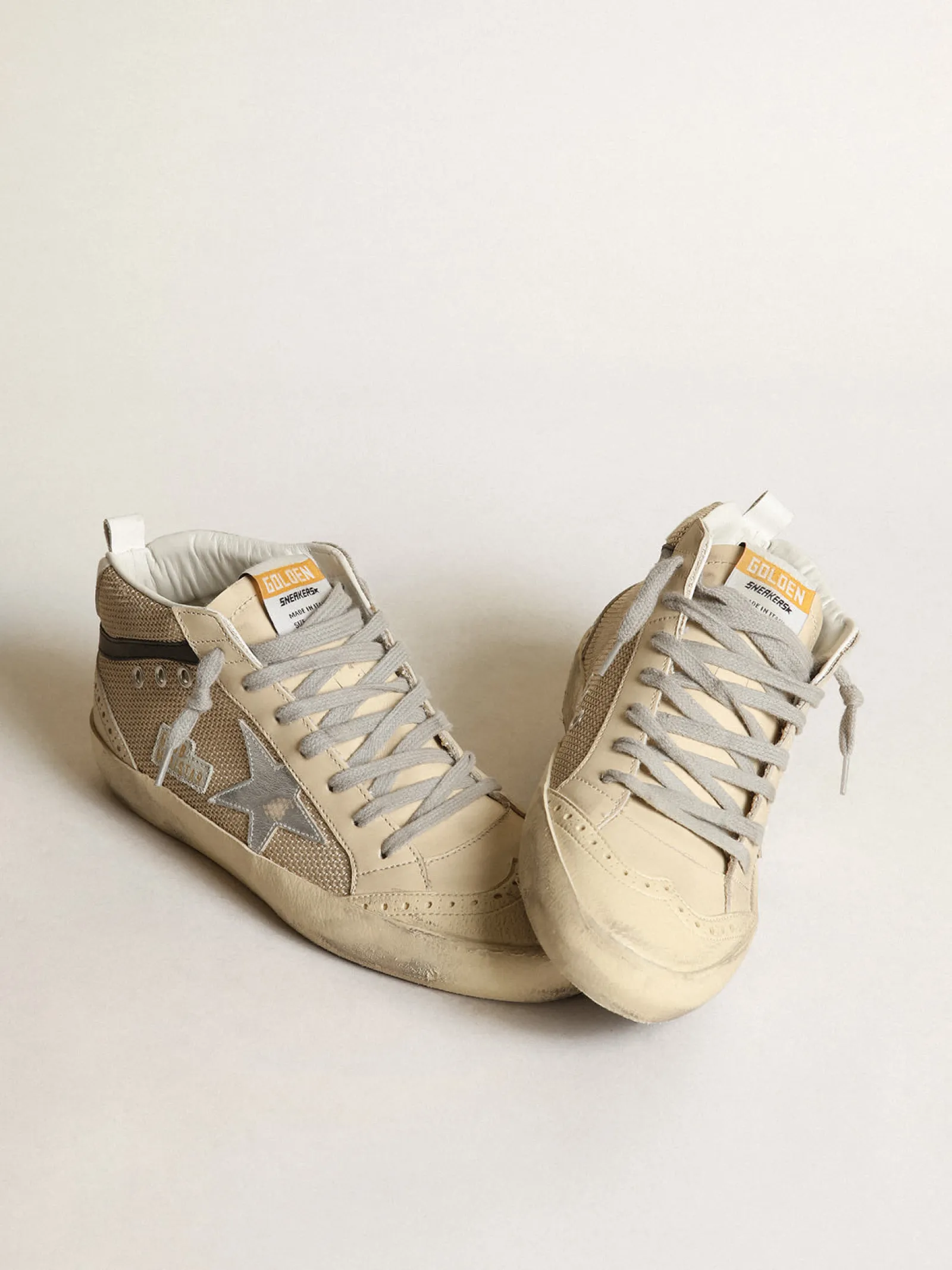 Outlet Golden Goose Mid Star LTD feminino de tela cor creme com estrela prateada Cabedal de tela na cor creme