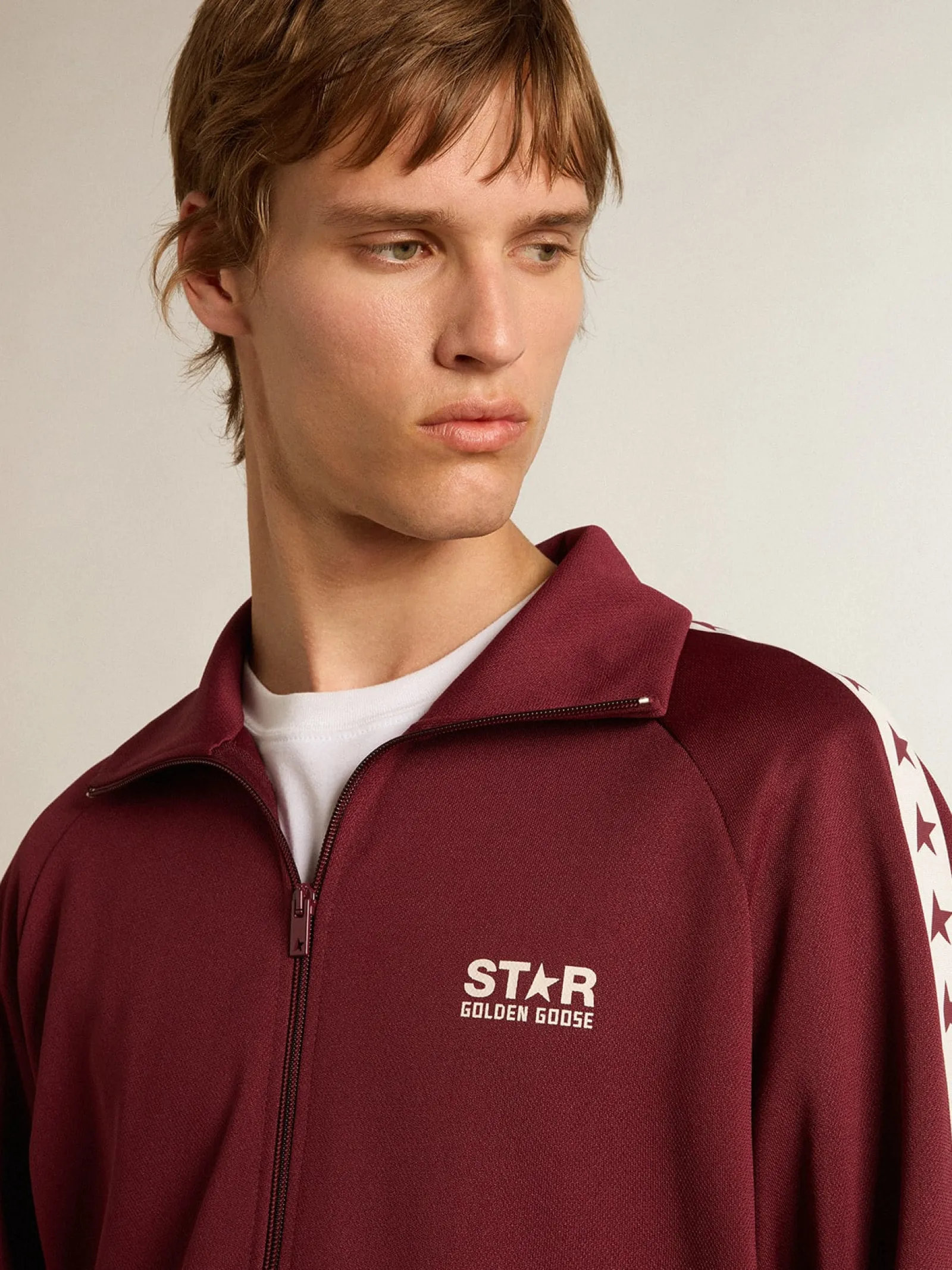 Shop Golden Goose Moletom masculino bordô com zíper, faixa branca e estrelas em contraste Star Collection