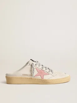 Shop Golden Goose Mule Ball Star de napa branca com estrela de couro rosa antigo Cabedal de napa branca