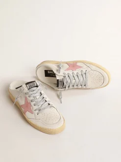 Shop Golden Goose Mule Ball Star de napa branca com estrela de couro rosa antigo Cabedal de napa branca