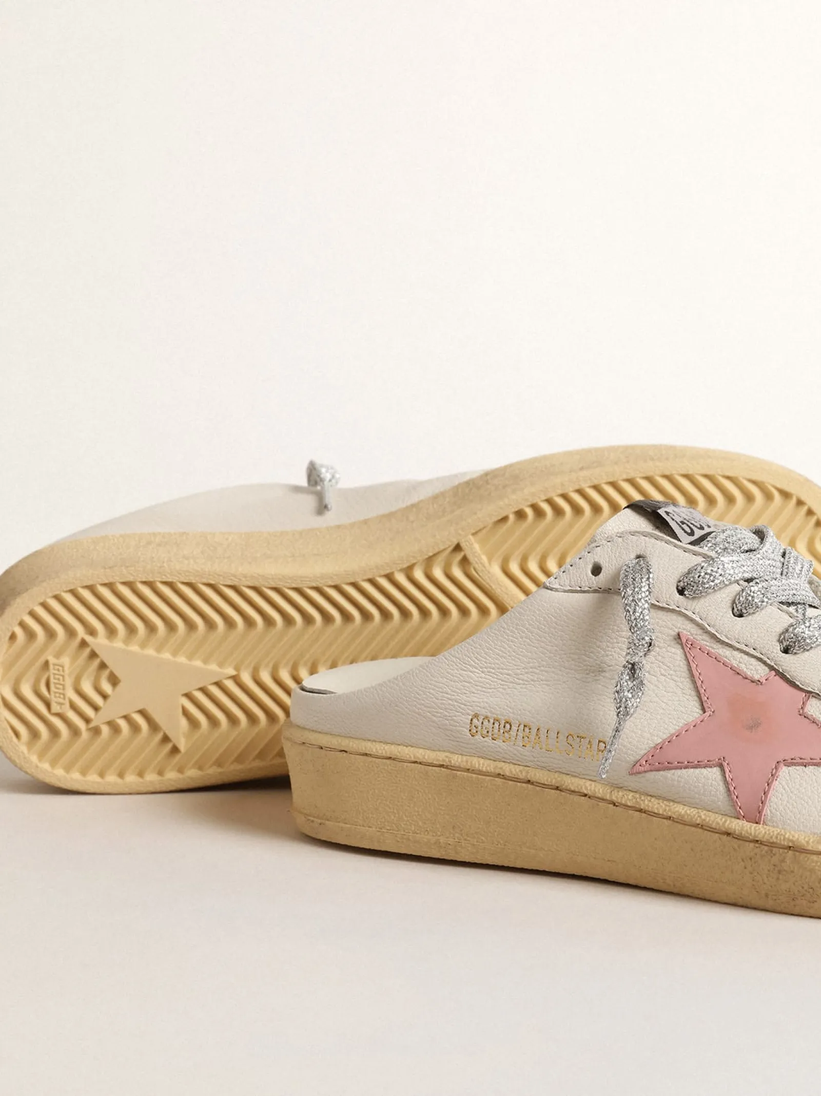 Shop Golden Goose Mule Ball Star de napa branca com estrela de couro rosa antigo Cabedal de napa branca