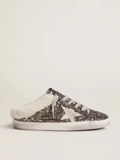 Shop Golden Goose Mule Super-Star feminino com glitter e interior de shearling Cabedal de couro revestido de glitter