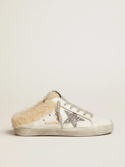 Shop Golden Goose Mule Super-Star feminino de couro branco e forro de shearling Cor: branco