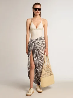 Shop Golden Goose Pareô de voile de algodão com estampa branca e preta all-over Coleção Resort