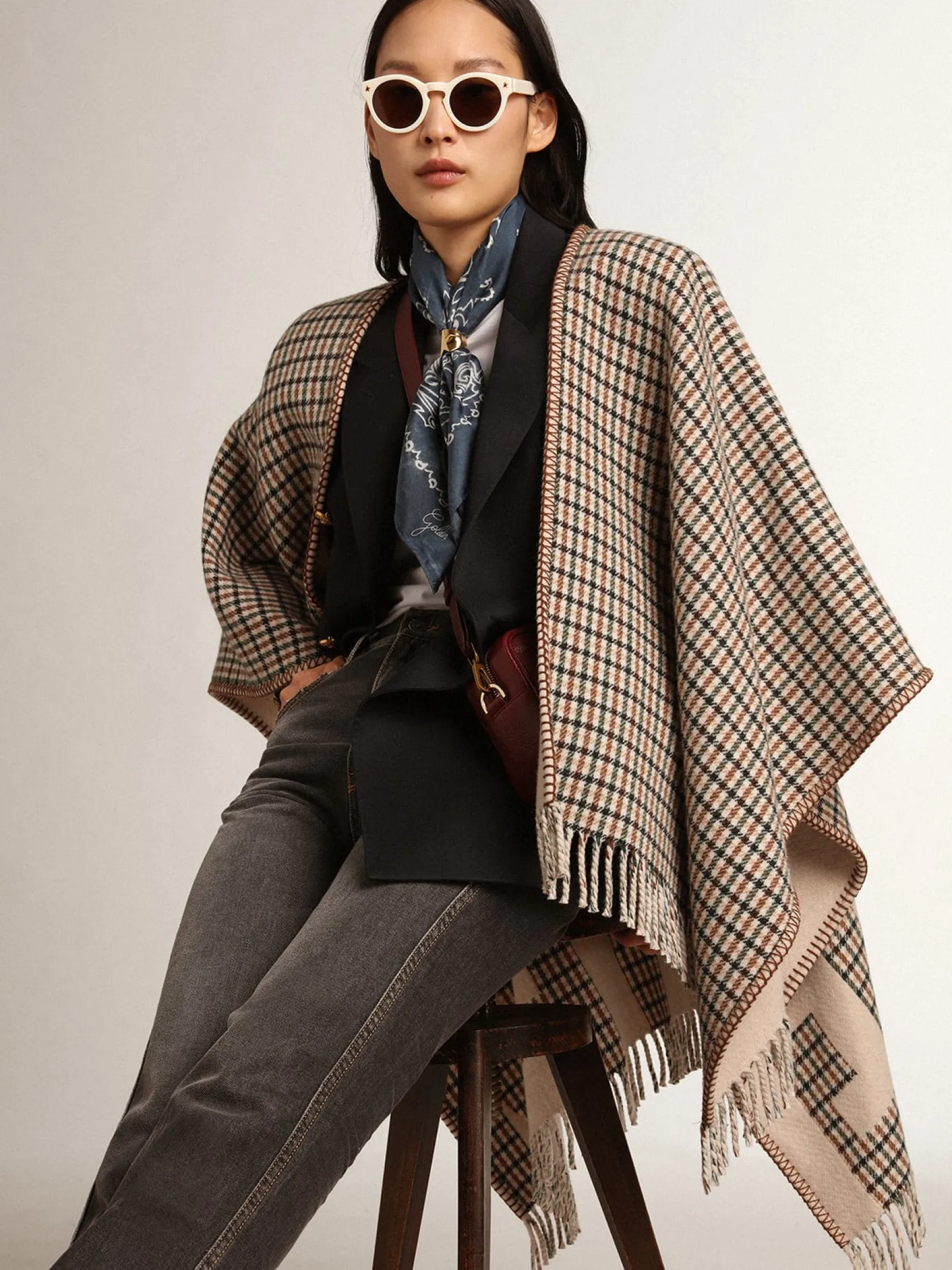 Online Golden Goose Poncho de lã dupla face na cor creme com estampa xadrez e inscrição Cor: creme