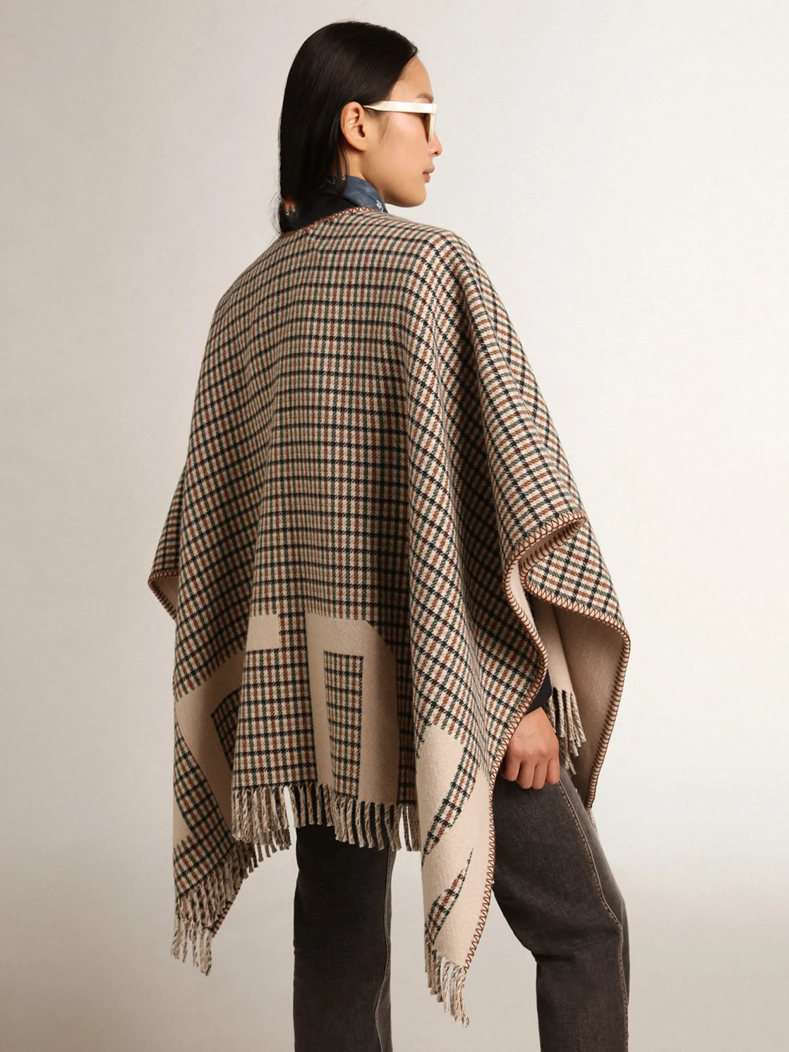 Online Golden Goose Poncho de lã dupla face na cor creme com estampa xadrez e inscrição Cor: creme