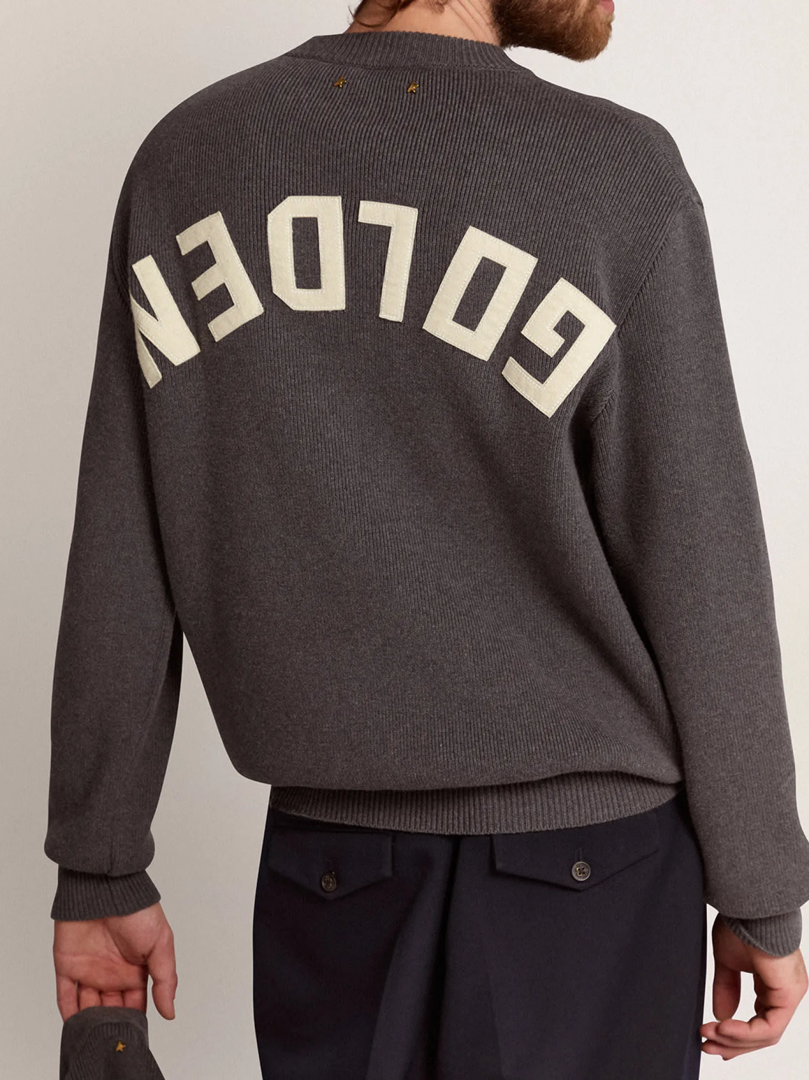 Store Golden Goose Pulôver masculino de gola redonda de algodão cinza escuro com logo Cor: cinza mescla escuro