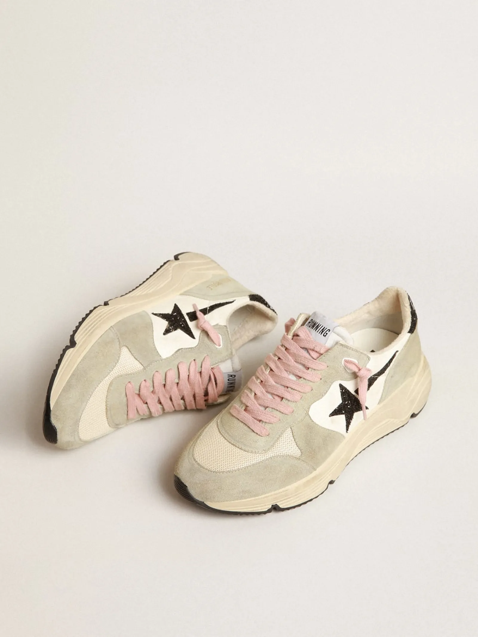 Shop Golden Goose Running Sole com inserções de suede cinza e estrela de glitter preto Cabedal de napa na cor creme