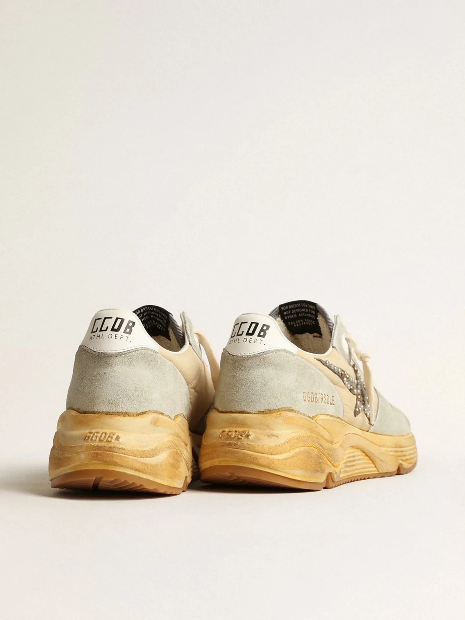 Sale Golden Goose Running Sole Feminino cor gelo com estrela de suede com tachas Cabedal de náilon cor creme