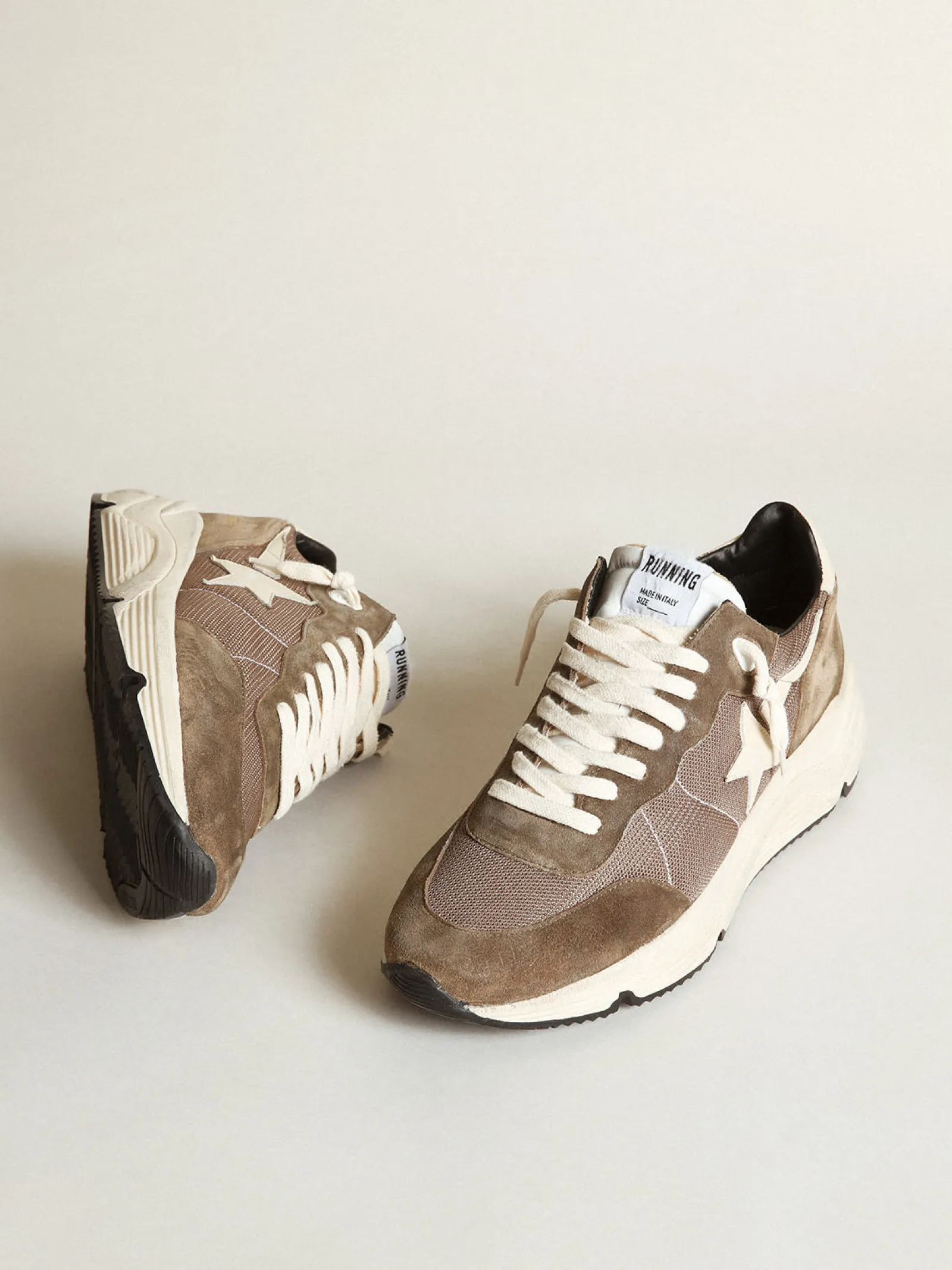 Shop Golden Goose Running Sole masculino de tela verde-oliva e couro com estrela creme Cabedal verde-oliva de tela com inserções de couro tom sobre tom