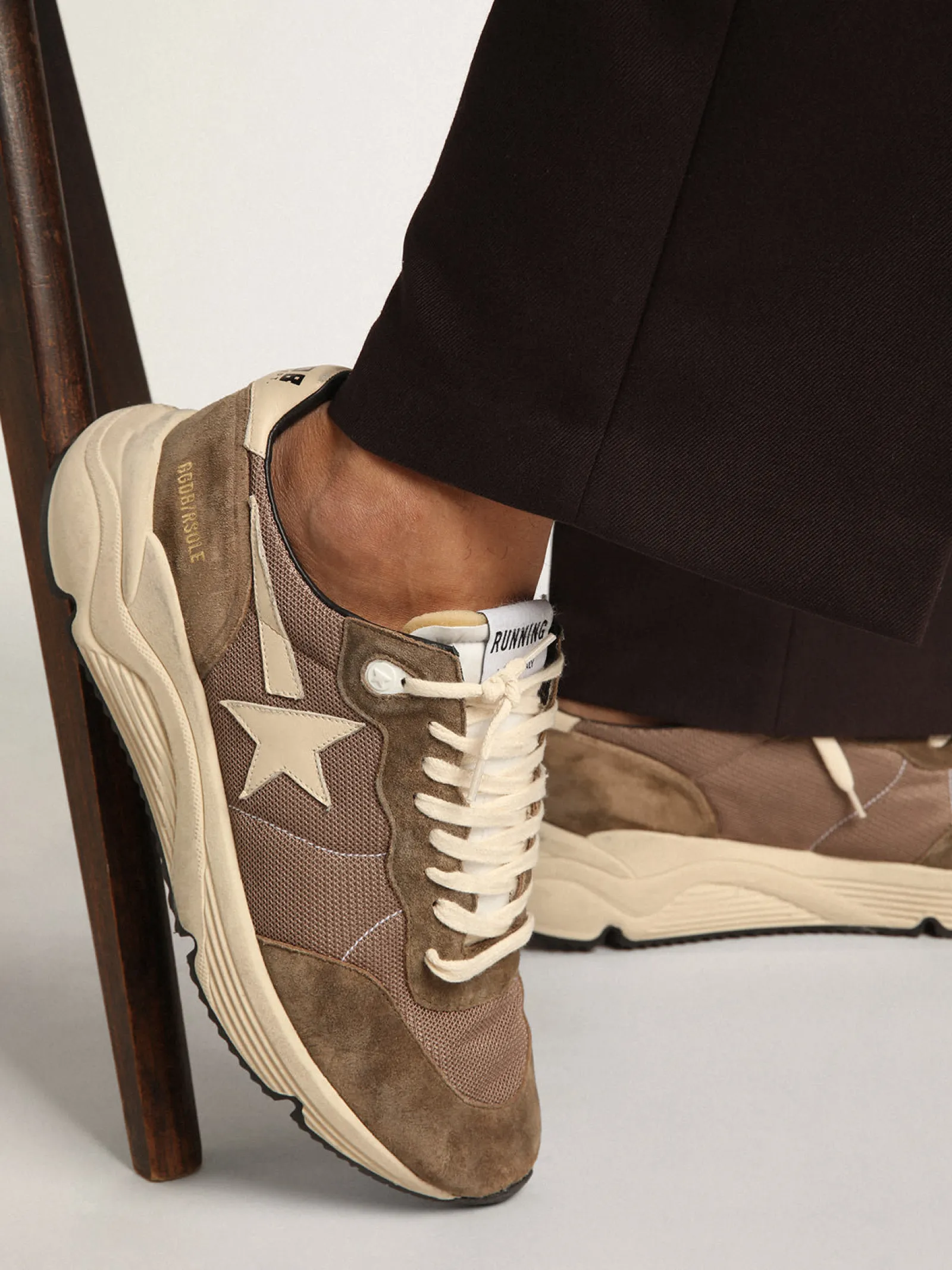 Shop Golden Goose Running Sole masculino de tela verde-oliva e couro com estrela creme Cabedal verde-oliva de tela com inserções de couro tom sobre tom