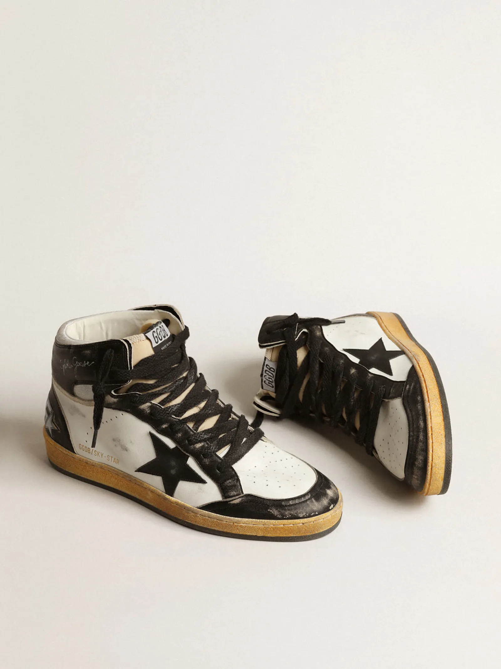 Shop Golden Goose Sky-Star de napa branca com estrela de couro preto Cabedal de napa branca