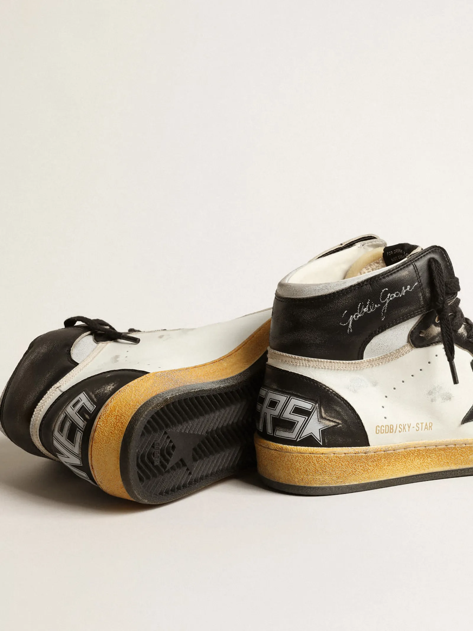 Shop Golden Goose Sky-Star de napa branca com estrela de couro preto Cabedal de napa branca