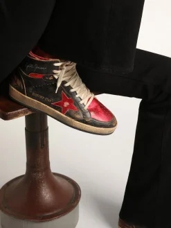 Fashion Golden Goose Sky-Star feminino de couro brilhante preto com estrela vermelha Cabedal de couro brilhante preto com efeito desgastado