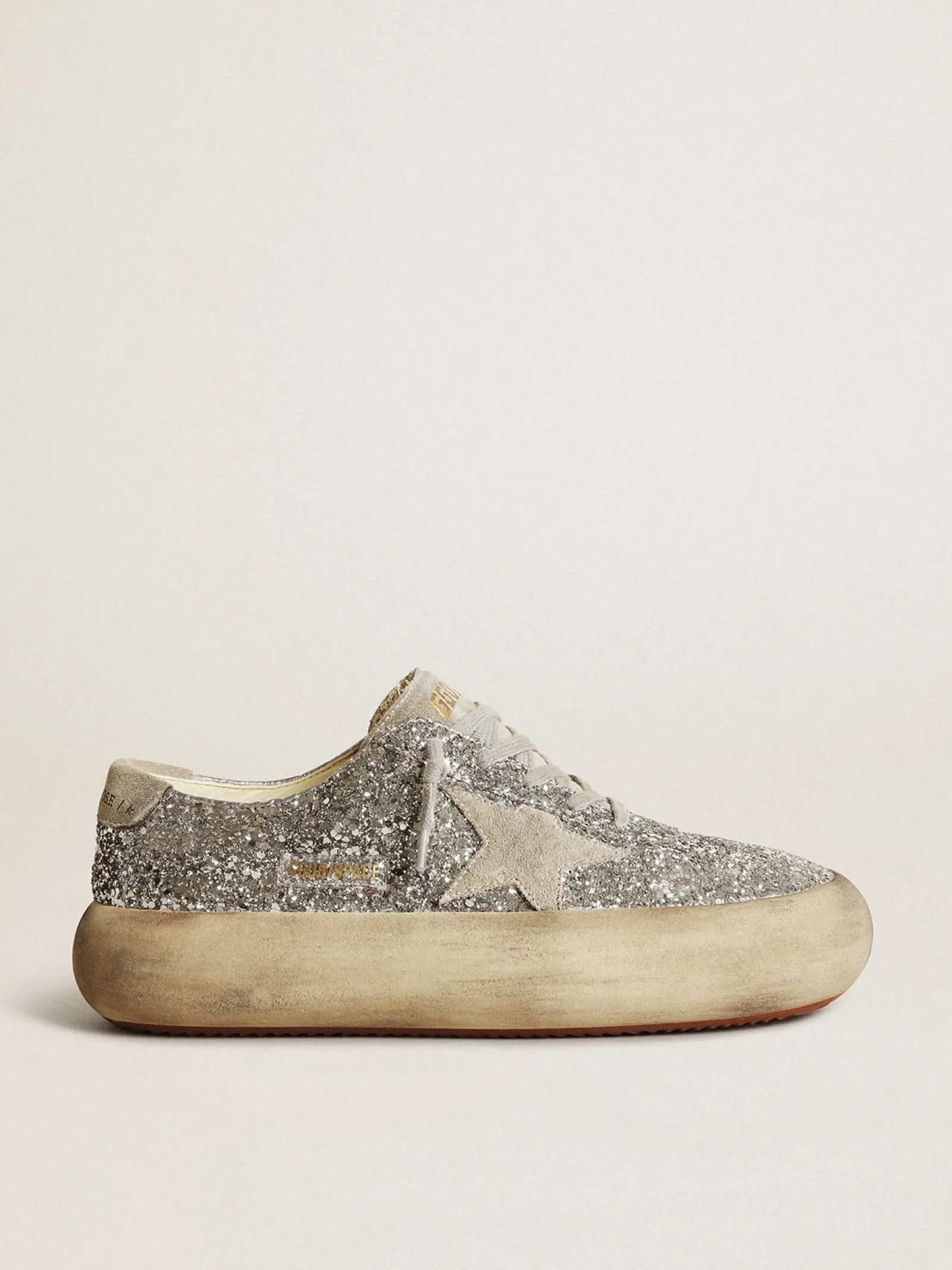 Shop Golden Goose Space-Star feminino em glitter prateado com estrela cinza gelo Cabedal de glitter prateado