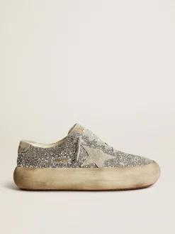 Shop Golden Goose Space-Star feminino em glitter prateado com estrela cinza gelo Cabedal de glitter prateado