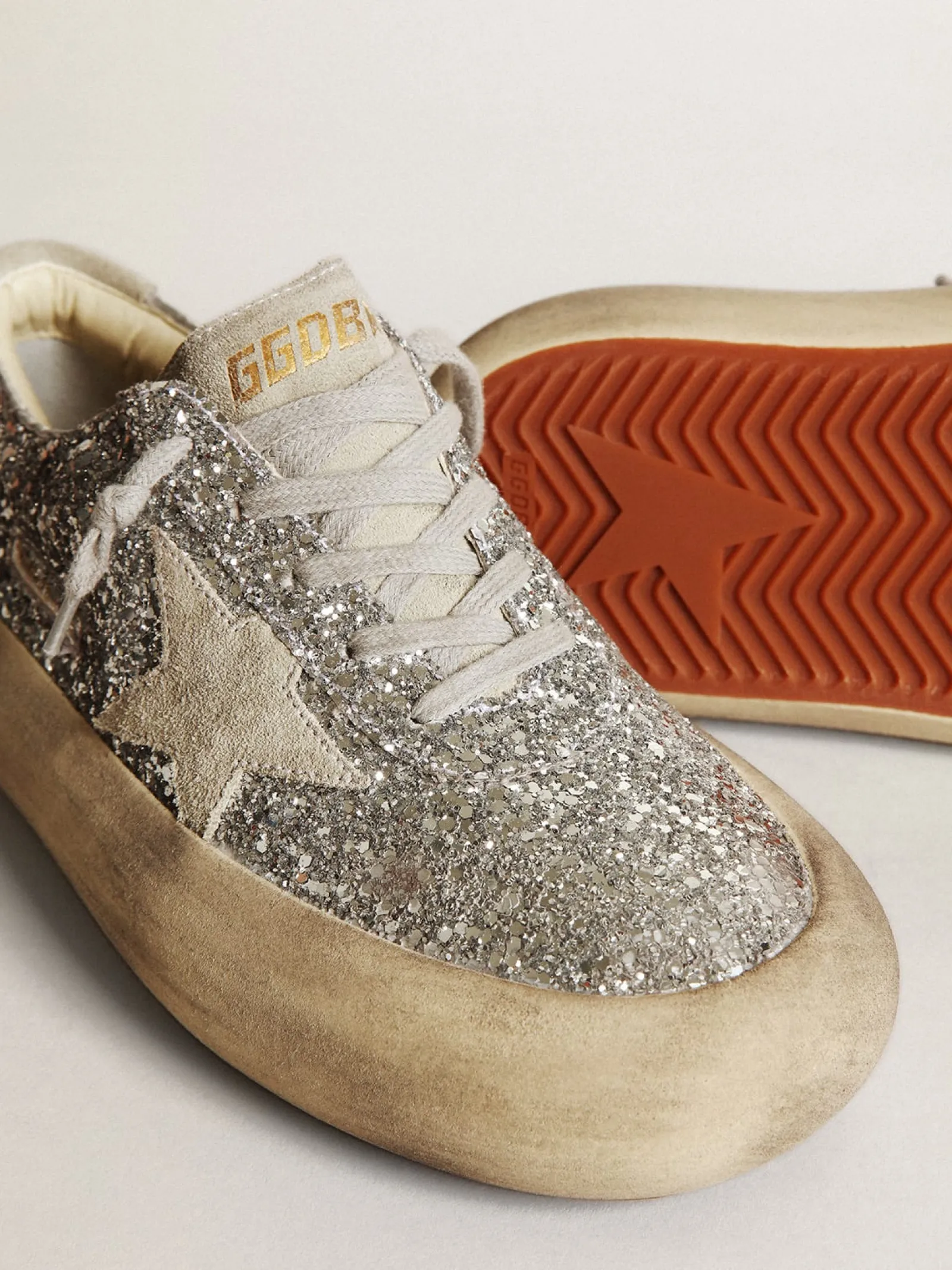 Shop Golden Goose Space-Star feminino em glitter prateado com estrela cinza gelo Cabedal de glitter prateado