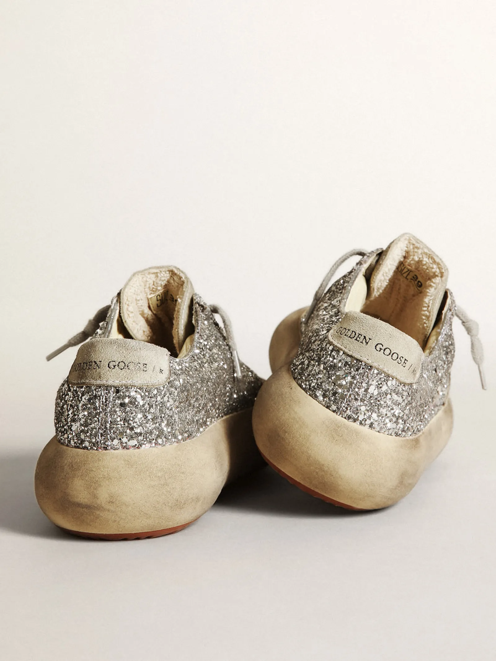 Shop Golden Goose Space-Star feminino em glitter prateado com estrela cinza gelo Cabedal de glitter prateado