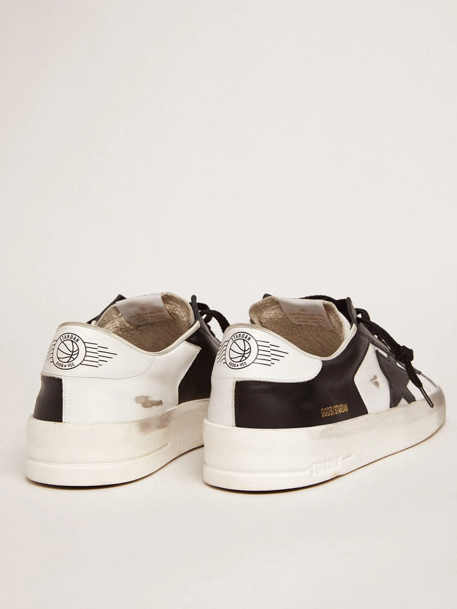 Shop Golden Goose Stardan feminino de couro branco e preto Cor: branco e preto