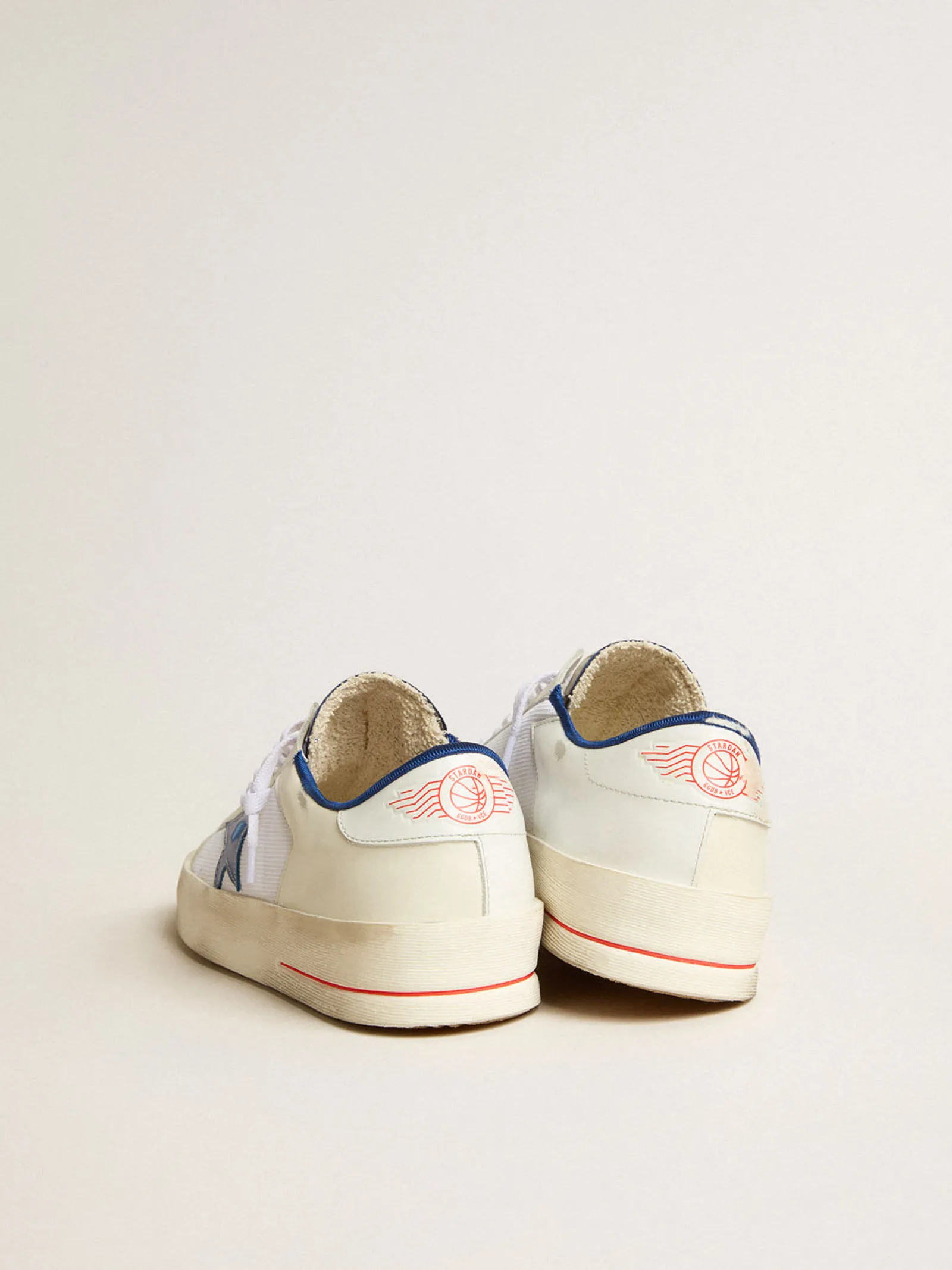 Sale Golden Goose Stardan LTD de tela e couro brancos com estrela azul e talão branco Cabedal de tela branca e couro branco leite