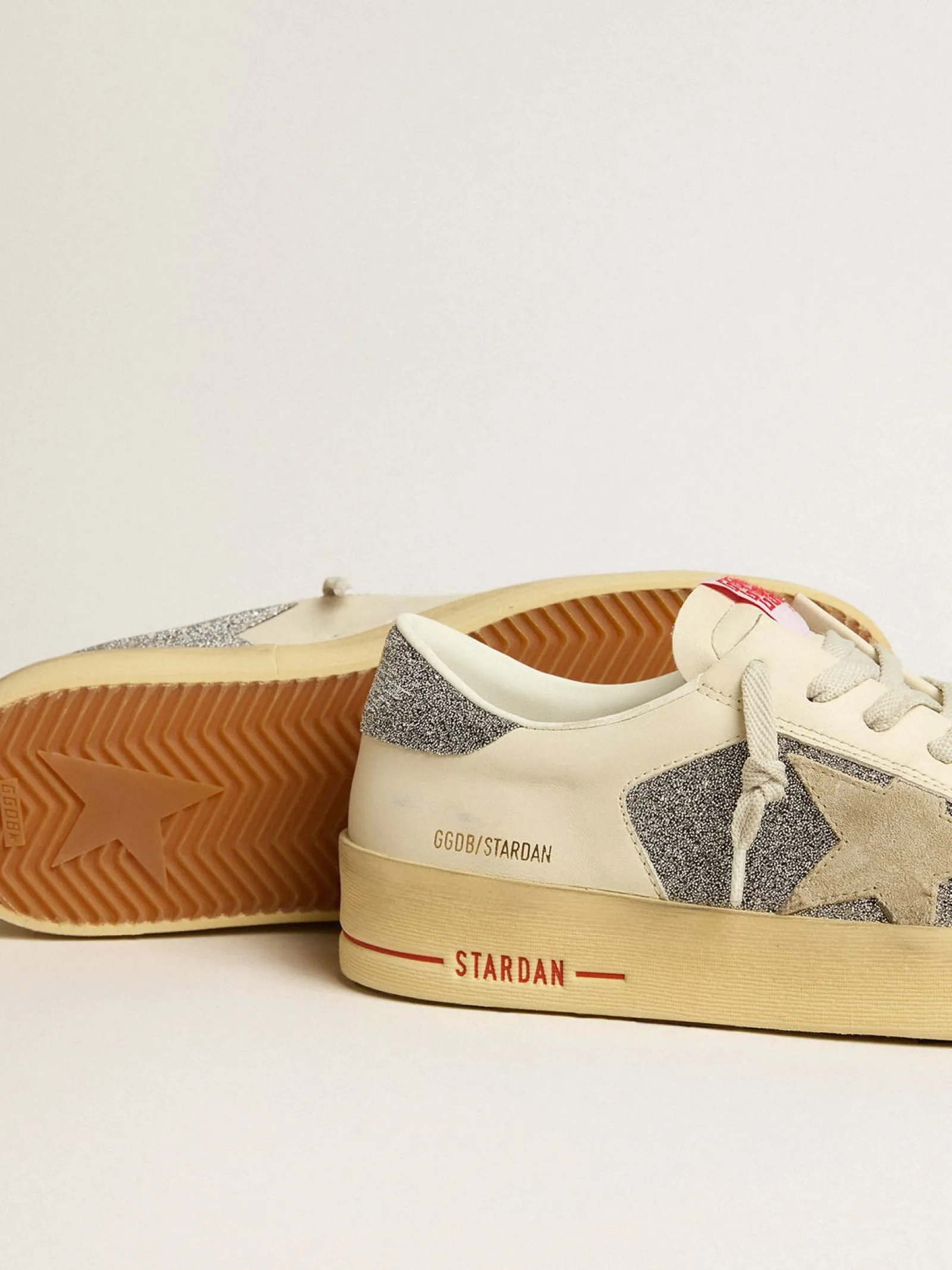 Fashion Golden Goose Stardan Masculino de suede com estrela cor de areia e inserções de cristais prateados Cabedal de suede branco sujo