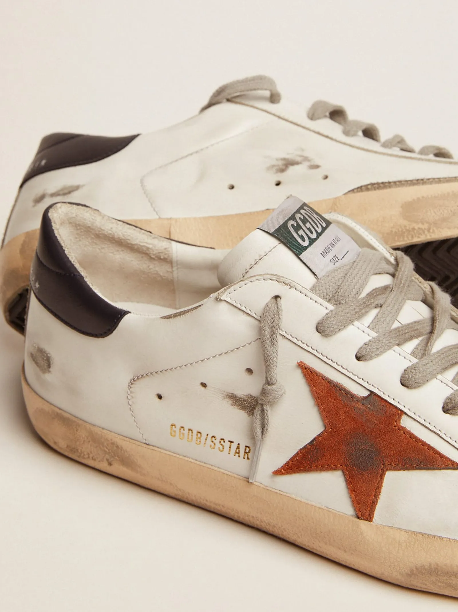 Store Golden Goose Super-Star com estrela de suede laranja e talão de couro azul-escuro Cor: branco