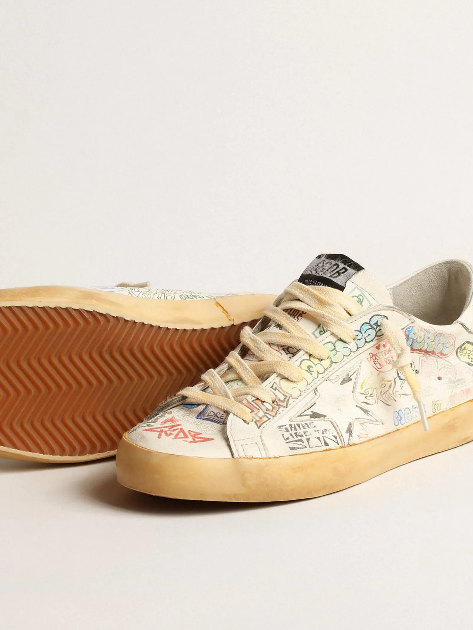 Cheap Golden Goose Super-Star de napa branca com grafites multicoloridos all-over Cabedal de napa branca e escritas multicoloridas com efeito grafite all-over