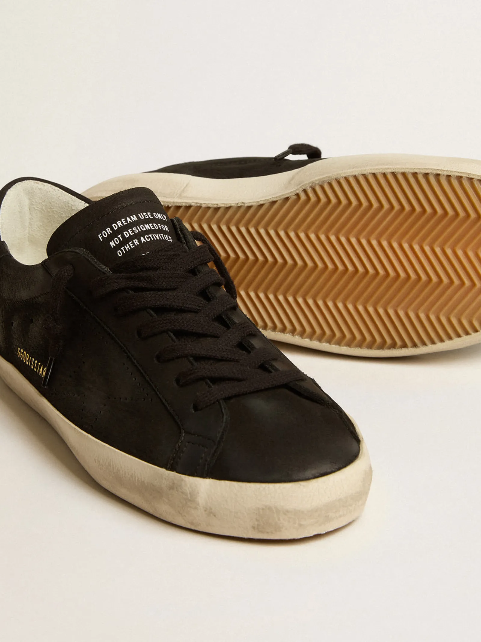 Cheap Golden Goose Super-Star de nubuk preto com estrela perfurada e talão de nubuk preto Cabedal de nubuk preto